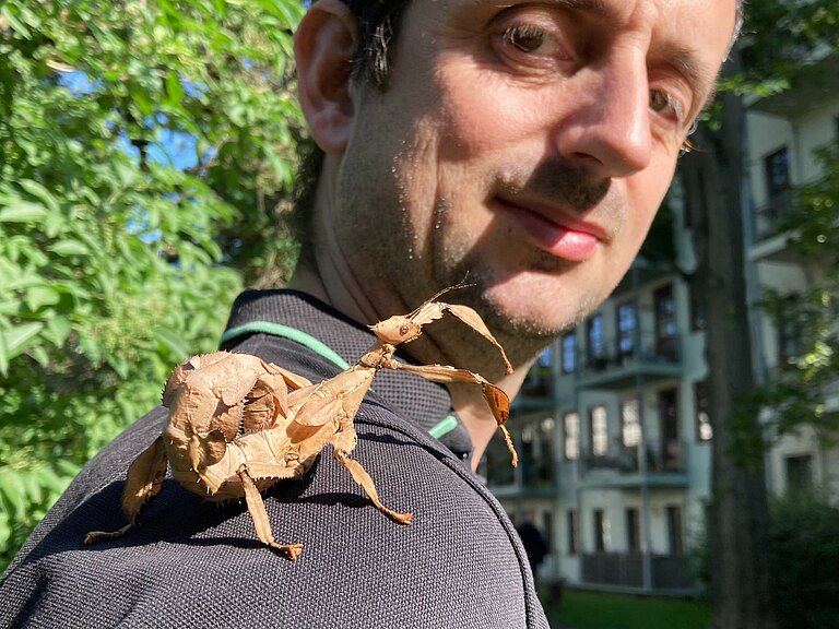 Robert Klesser mit Gespenstschrecke auf Schulter